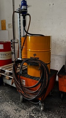 1 Ölauffangwanne, fahrbar mit Ölfasspumpe Dosatron